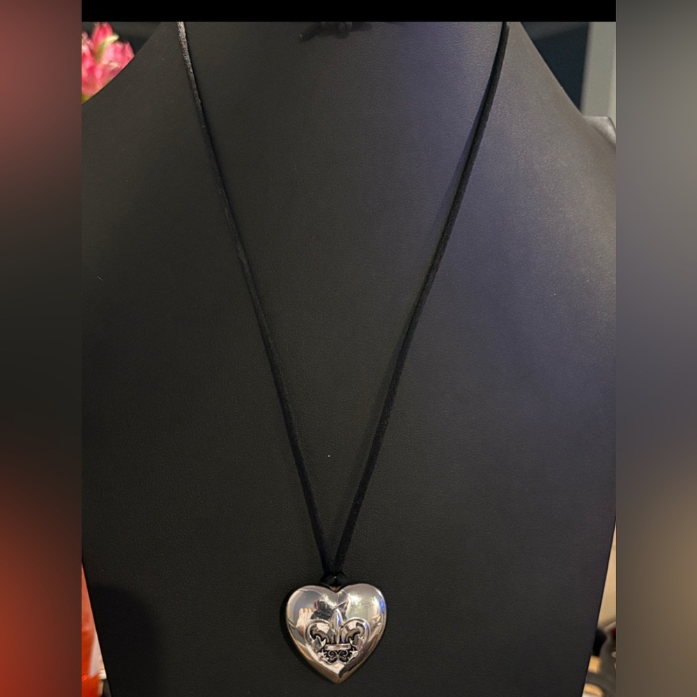 Avon Outspoken By Fergie Solid Perfume Fleur De Lis Heart Pendant Cord circa2010 - Picture 1 of 3